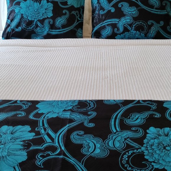 Matching Bed scarf, throw pillows, wall art - Picture 5 of 7